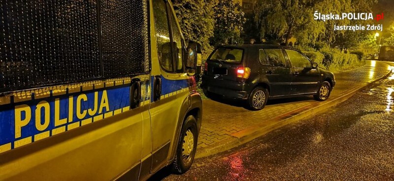 W trakcie pościgu wyskoczył z samochodu! Miał prawie promil alkoholu