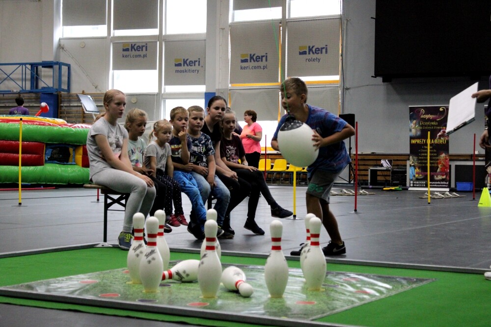 Za nami kolejna impreza w ramach akcji „Wakacje na sportowo w mieście”. W hali MOSiR odbył się Wakacyjny Dzień Sportu. Wśród atrakcji znalazły się m.in. ogromne kręgle.