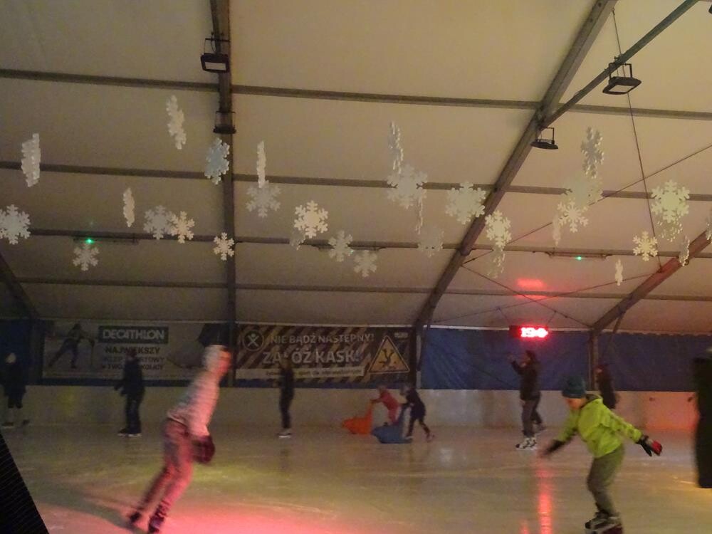 Walentynki w stylu disco na żorskim lodowisku.