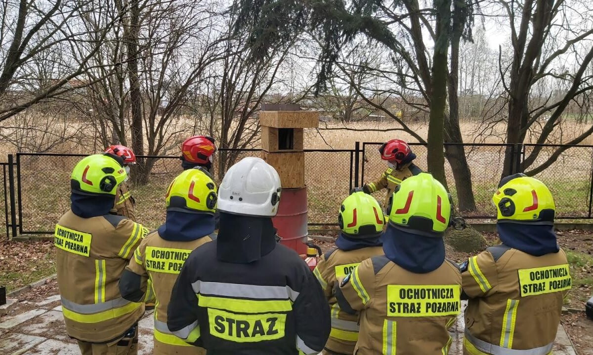 Żorscy strażacy uczestniczyli w warsztatach z gaszenia pożarów wewnętrznych / fot. KM PSP Żory