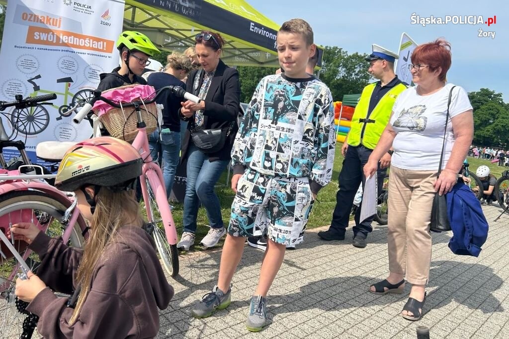 Piątkowy poranek okazał się okazją nie tylko przybliżenia problemów niepełnosprawności, ale także przezwyciężenia ograniczeń przez uczestników biegu / fot. KMP Żory