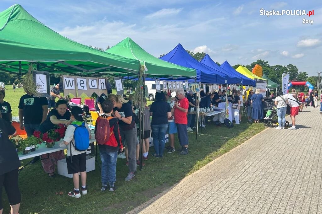 Piątkowy poranek okazał się okazją nie tylko przybliżenia problemów niepełnosprawności, ale także przezwyciężenia ograniczeń przez uczestników biegu / fot. KMP Żory