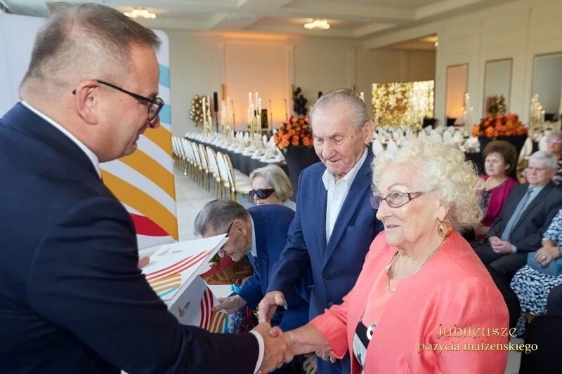 Prezydent Waldemar Socha uhonorował jubilatów obchodzących 50., 60., 65. i 70. rocznicę ślubu / fot. UM Żory