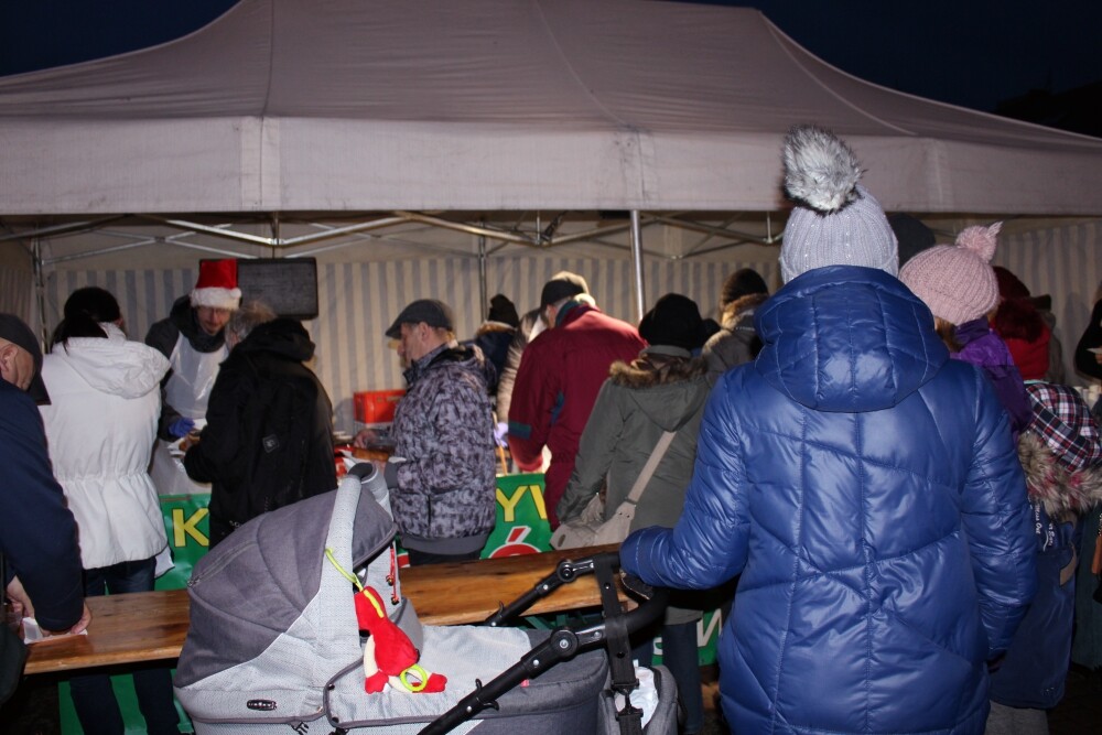 Świetna muzyka oraz tradycyjne, świąteczne smakołyki przyciągnęły na żorski rynek sporo osób. Zobaczcie zdjęcia z Wigilii!