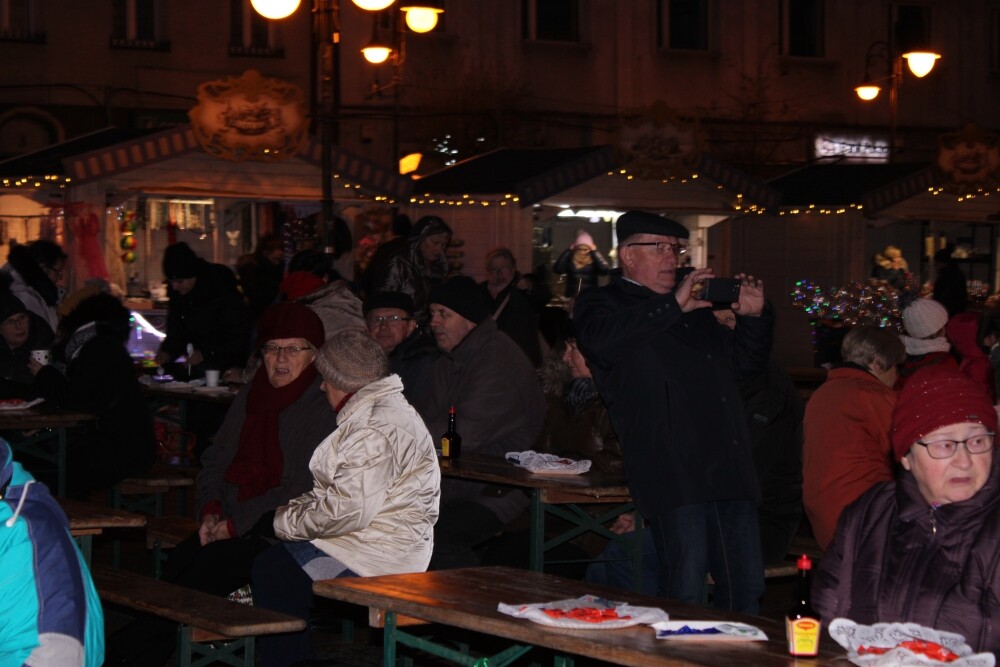 Świetna muzyka oraz tradycyjne, świąteczne smakołyki przyciągnęły na żorski rynek sporo osób. Zobaczcie zdjęcia z Wigilii!