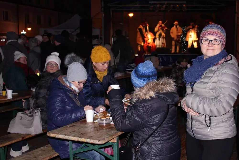 Świetna muzyka oraz tradycyjne, świąteczne smakołyki przyciągnęły na żorski rynek sporo osób. Zobaczcie zdjęcia z Wigilii!