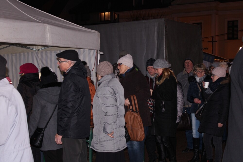 Świetna muzyka oraz tradycyjne, świąteczne smakołyki przyciągnęły na żorski rynek sporo osób. Zobaczcie zdjęcia z Wigilii!