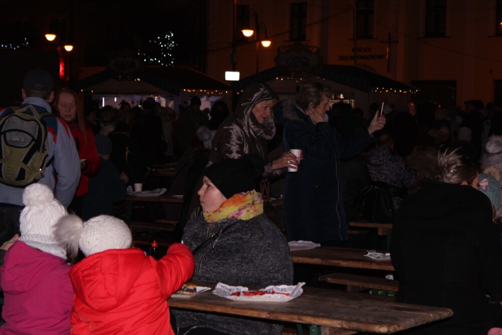 Świetna muzyka oraz tradycyjne, świąteczne smakołyki przyciągnęły na żorski rynek sporo osób. Zobaczcie zdjęcia z Wigilii!