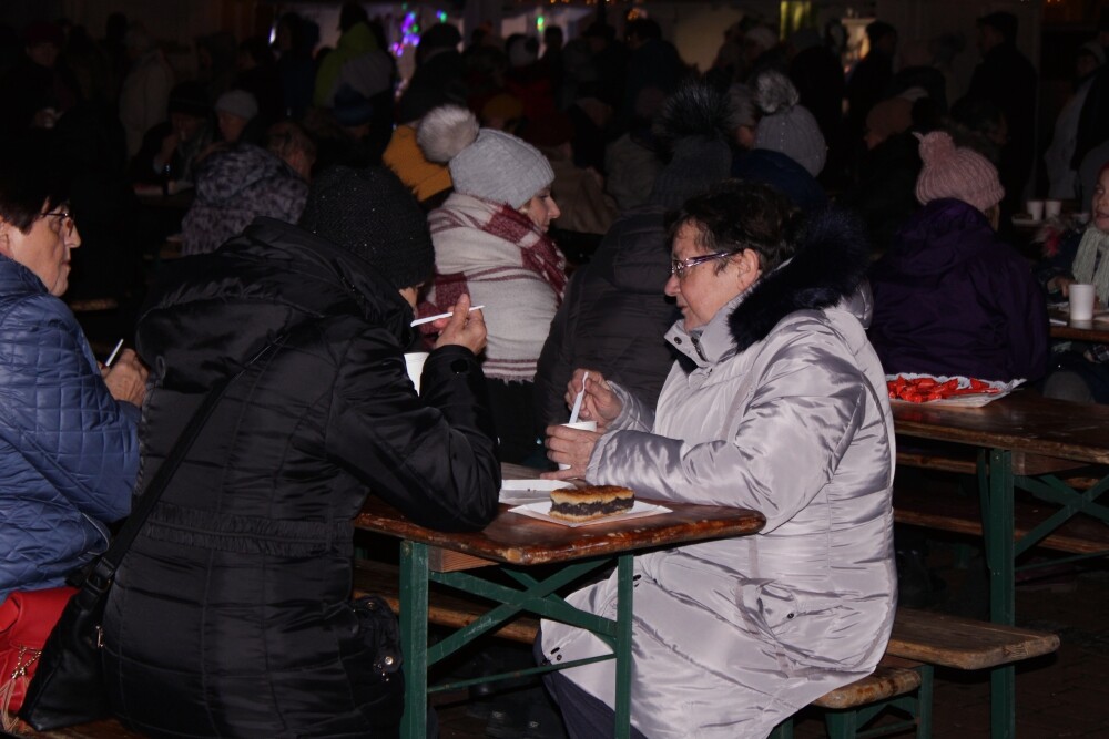 Świetna muzyka oraz tradycyjne, świąteczne smakołyki przyciągnęły na żorski rynek sporo osób. Zobaczcie zdjęcia z Wigilii!