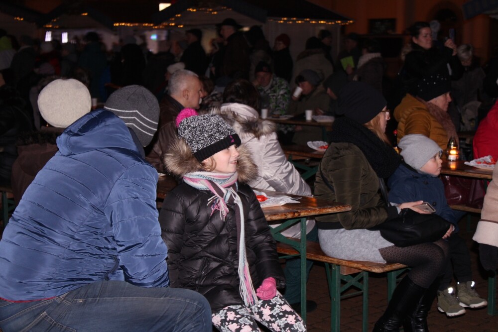 Świetna muzyka oraz tradycyjne, świąteczne smakołyki przyciągnęły na żorski rynek sporo osób. Zobaczcie zdjęcia z Wigilii!