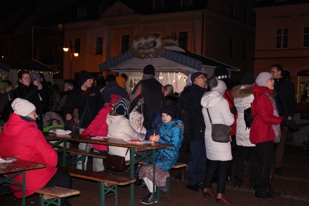 Świetna muzyka oraz tradycyjne, świąteczne smakołyki przyciągnęły na żorski rynek sporo osób. Zobaczcie zdjęcia z Wigilii!