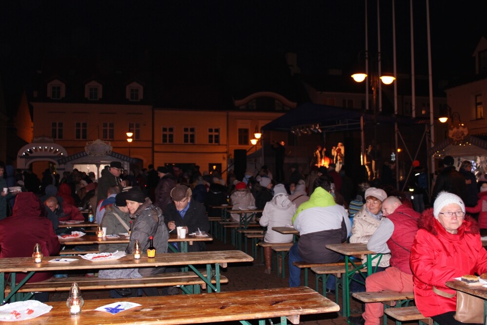 Świetna muzyka oraz tradycyjne, świąteczne smakołyki przyciągnęły na żorski rynek sporo osób. Zobaczcie zdjęcia z Wigilii!