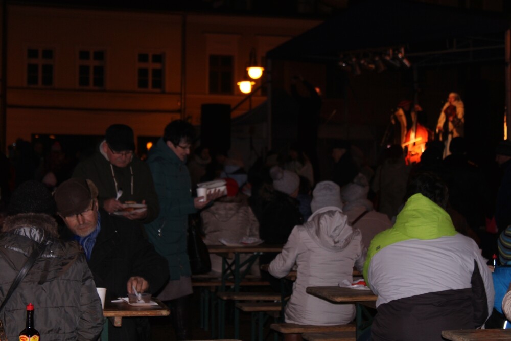 Świetna muzyka oraz tradycyjne, świąteczne smakołyki przyciągnęły na żorski rynek sporo osób. Zobaczcie zdjęcia z Wigilii!