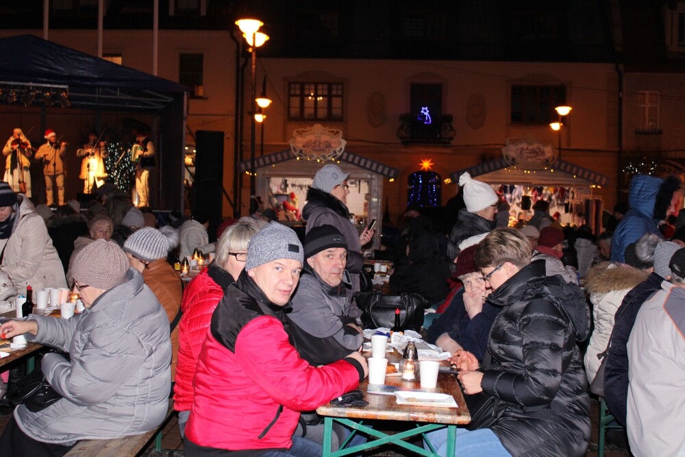 Świetna muzyka oraz tradycyjne, świąteczne smakołyki przyciągnęły na żorski rynek sporo osób. Zobaczcie zdjęcia z Wigilii!