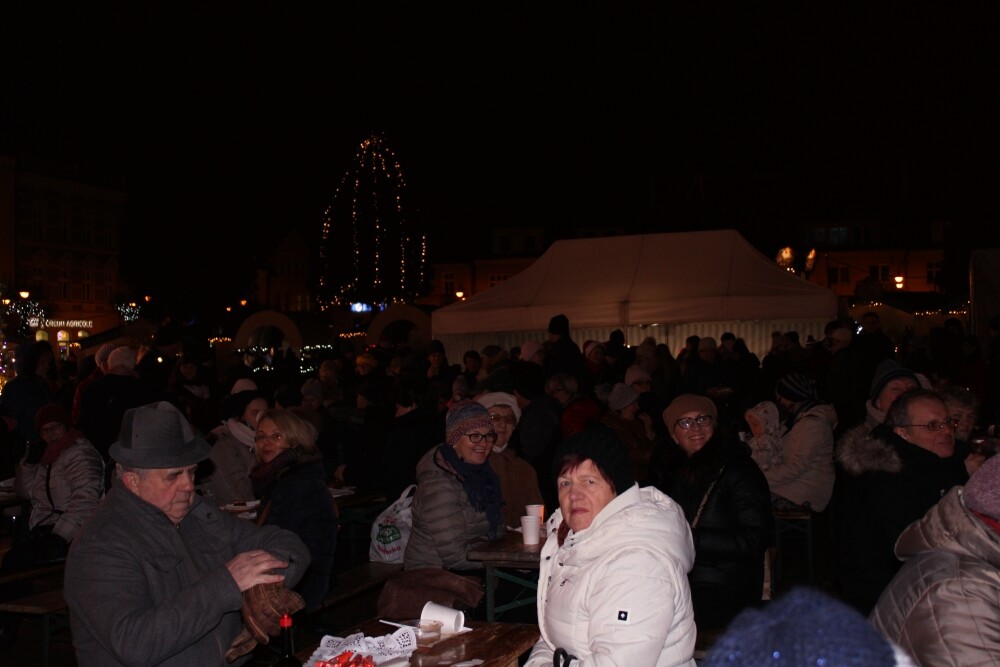 Świetna muzyka oraz tradycyjne, świąteczne smakołyki przyciągnęły na żorski rynek sporo osób. Zobaczcie zdjęcia z Wigilii!