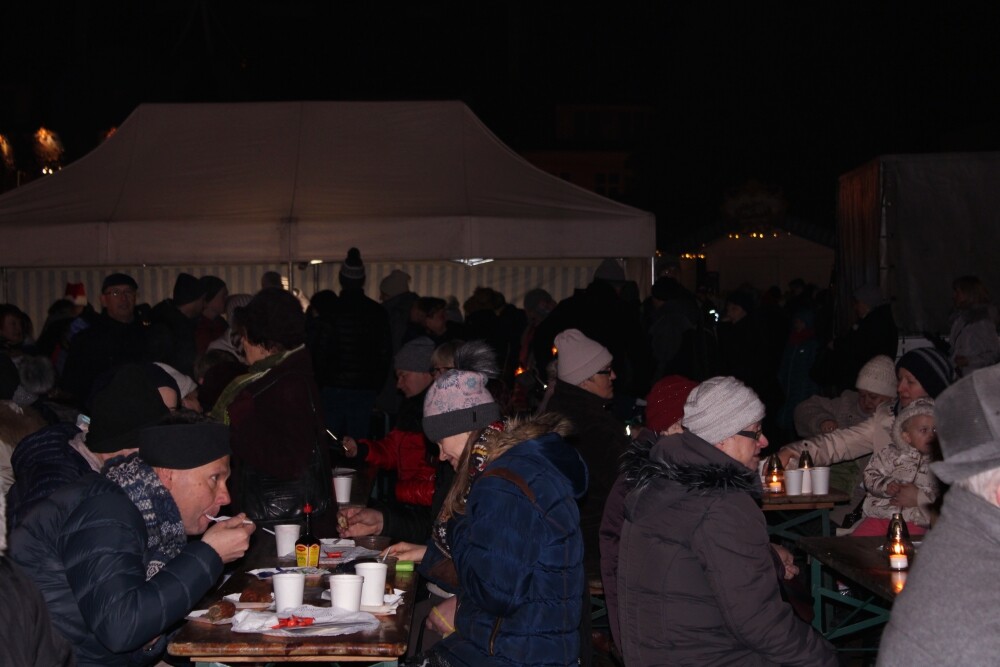 Świetna muzyka oraz tradycyjne, świąteczne smakołyki przyciągnęły na żorski rynek sporo osób. Zobaczcie zdjęcia z Wigilii!