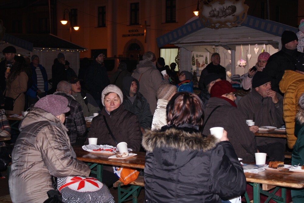 Świetna muzyka oraz tradycyjne, świąteczne smakołyki przyciągnęły na żorski rynek sporo osób. Zobaczcie zdjęcia z Wigilii!