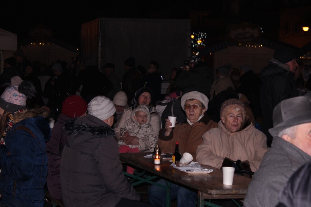 Świetna muzyka oraz tradycyjne, świąteczne smakołyki przyciągnęły na żorski rynek sporo osób. Zobaczcie zdjęcia z Wigilii!