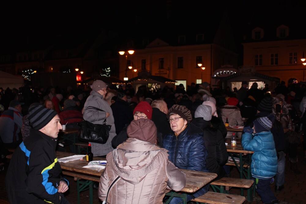 Świetna muzyka oraz tradycyjne, świąteczne smakołyki przyciągnęły na żorski rynek sporo osób. Zobaczcie zdjęcia z Wigilii!