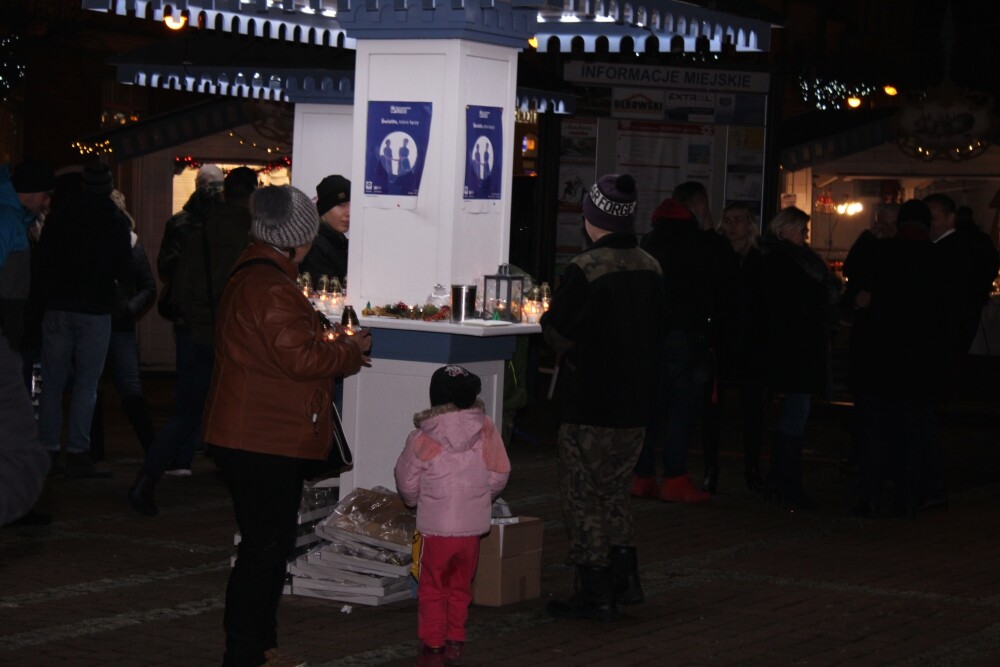 Świetna muzyka oraz tradycyjne, świąteczne smakołyki przyciągnęły na żorski rynek sporo osób. Zobaczcie zdjęcia z Wigilii!