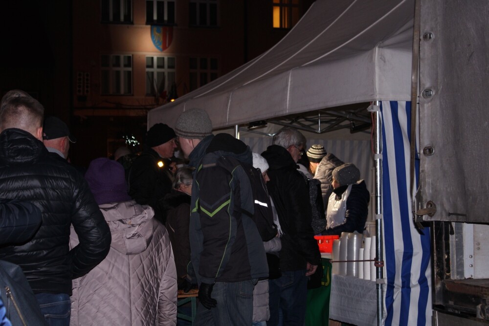 Świetna muzyka oraz tradycyjne, świąteczne smakołyki przyciągnęły na żorski rynek sporo osób. Zobaczcie zdjęcia z Wigilii!