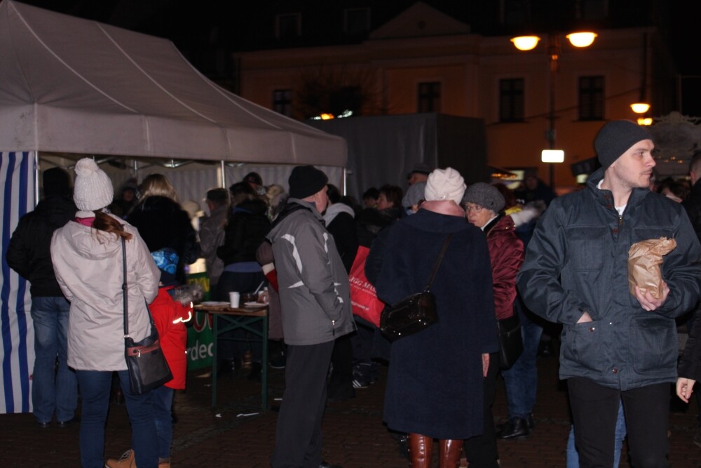 Świetna muzyka oraz tradycyjne, świąteczne smakołyki przyciągnęły na żorski rynek sporo osób. Zobaczcie zdjęcia z Wigilii!