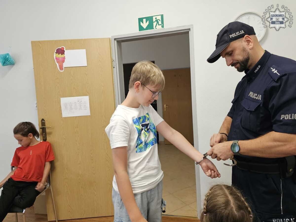 Aspirant Witold Lisiak z żorskiej Policji przeprowadził zajęcia z dziećmi z półkolonii w świetlicy „Smok” / fot. KMP Żory