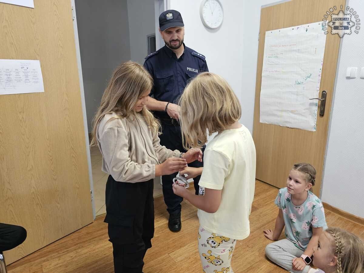 Aspirant Witold Lisiak z żorskiej Policji przeprowadził zajęcia z dziećmi z półkolonii w świetlicy „Smok” / fot. KMP Żory