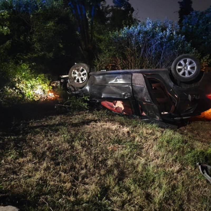 Wypadek w Żorach. 18-latek zapatrzył się w telefon, auto dachowało