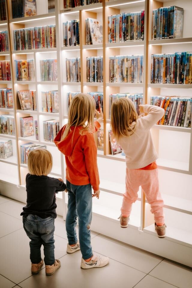 11 października 2024 r. Miejska Biblioteka Publiczna w Żorach wzięła udział w jubileuszowej edycji Ogólnopolskiej Nocy Bibliotek, która odbyła się pod hasłem „MOC Bibliotek” / fot. MBP Żory