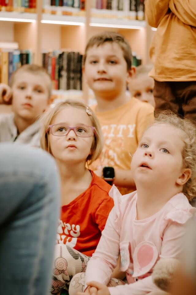 11 października 2024 r. Miejska Biblioteka Publiczna w Żorach wzięła udział w jubileuszowej edycji Ogólnopolskiej Nocy Bibliotek, która odbyła się pod hasłem „MOC Bibliotek” / fot. MBP Żory