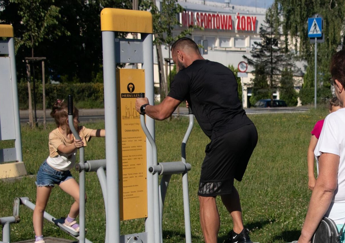 W poniedziałek na siłowni zewnętrznej przy ul. Folwareckiej odbyło się pierwsze z czterech zaplanowanych spotkań z trenerem personalnym Pawłem Żurkiem / fot. MOSiR Żory