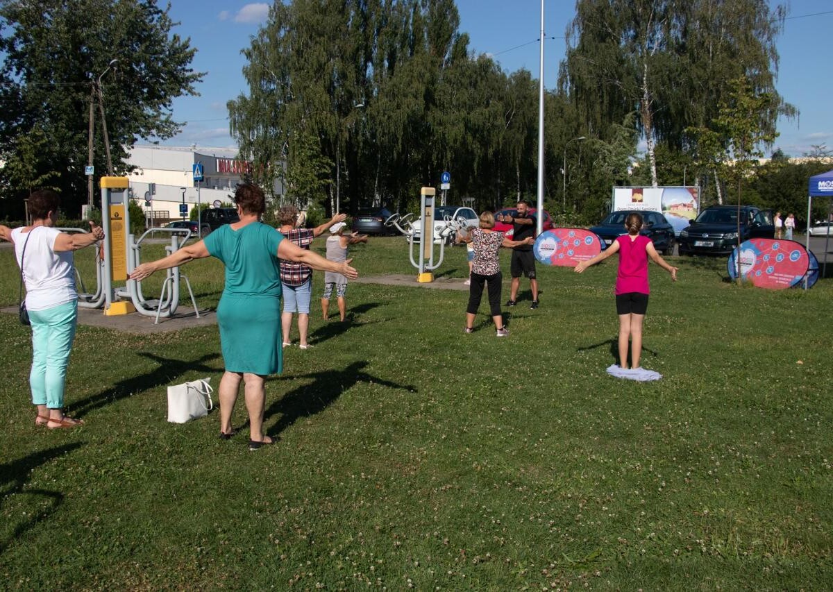 W poniedziałek na siłowni zewnętrznej przy ul. Folwareckiej odbyło się pierwsze z czterech zaplanowanych spotkań z trenerem personalnym Pawłem Żurkiem / fot. MOSiR Żory