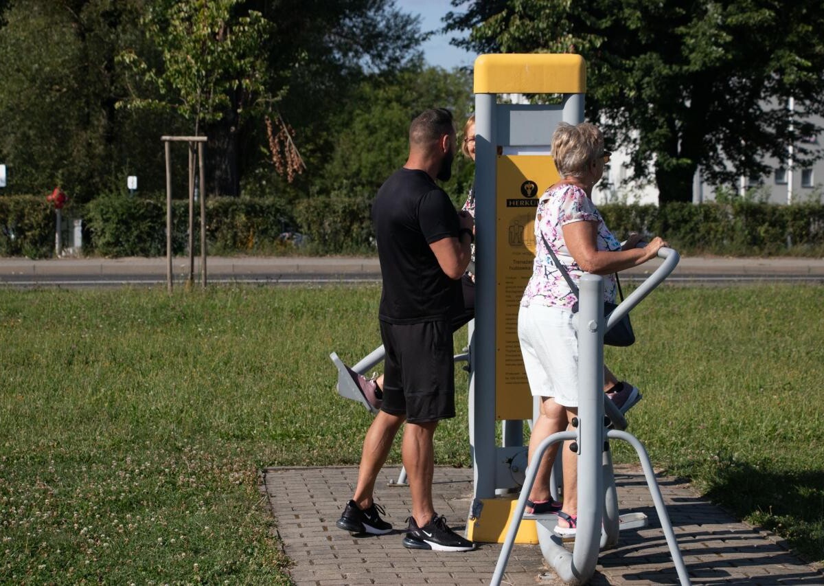 W poniedziałek na siłowni zewnętrznej przy ul. Folwareckiej odbyło się pierwsze z czterech zaplanowanych spotkań z trenerem personalnym Pawłem Żurkiem / fot. MOSiR Żory