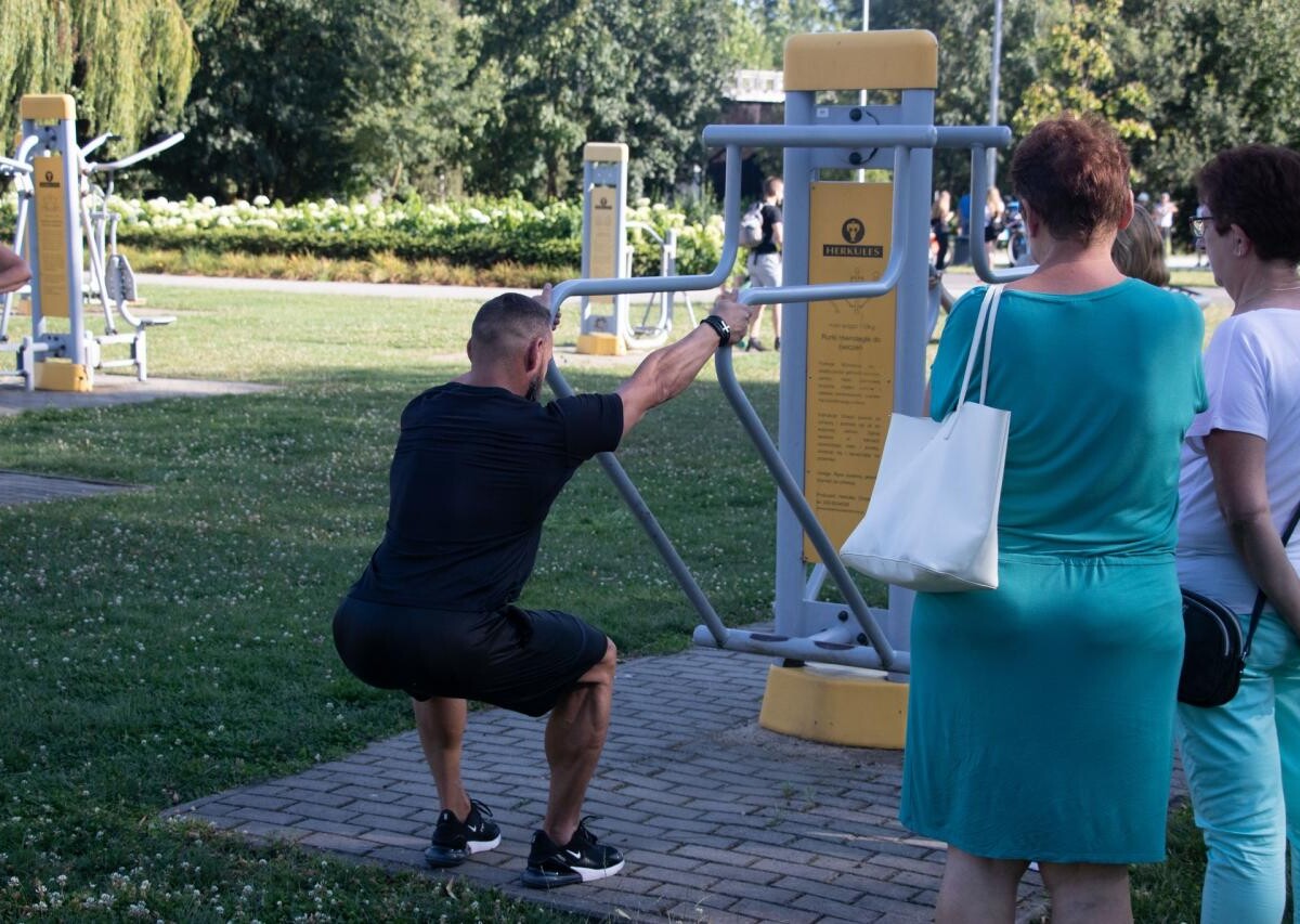 W poniedziałek na siłowni zewnętrznej przy ul. Folwareckiej odbyło się pierwsze z czterech zaplanowanych spotkań z trenerem personalnym Pawłem Żurkiem / fot. MOSiR Żory
