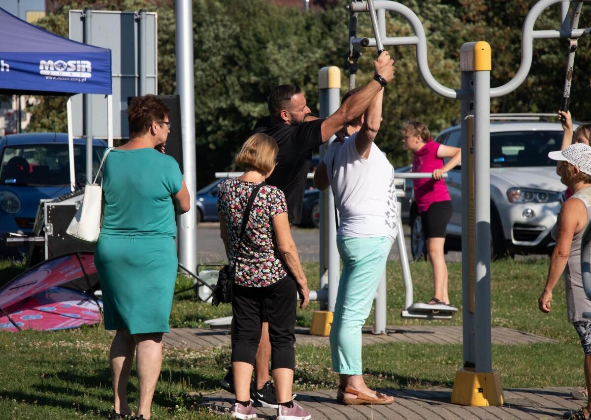W poniedziałek na siłowni zewnętrznej przy ul. Folwareckiej odbyło się pierwsze z czterech zaplanowanych spotkań z trenerem personalnym Pawłem Żurkiem / fot. MOSiR Żory