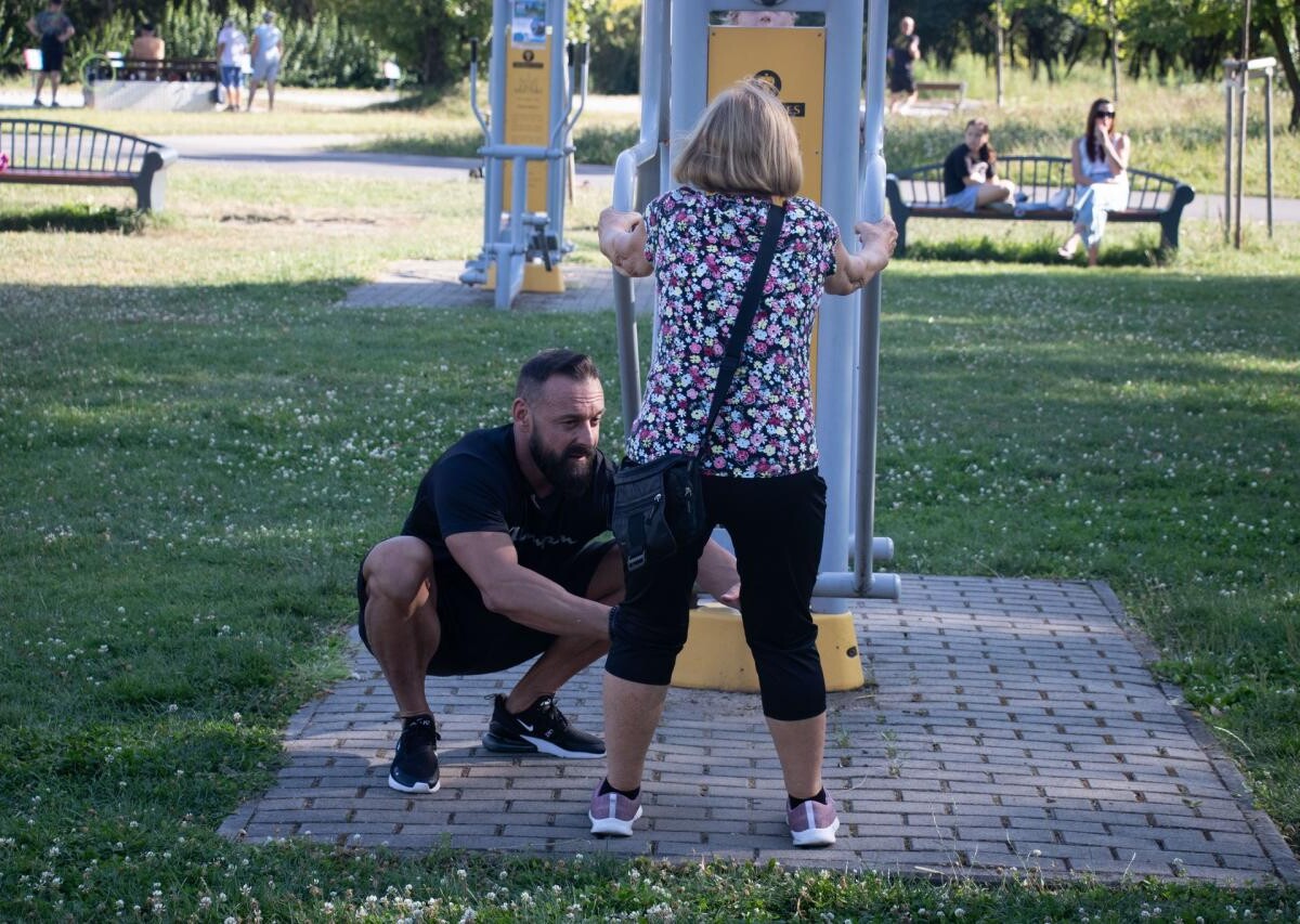 W poniedziałek na siłowni zewnętrznej przy ul. Folwareckiej odbyło się pierwsze z czterech zaplanowanych spotkań z trenerem personalnym Pawłem Żurkiem / fot. MOSiR Żory
