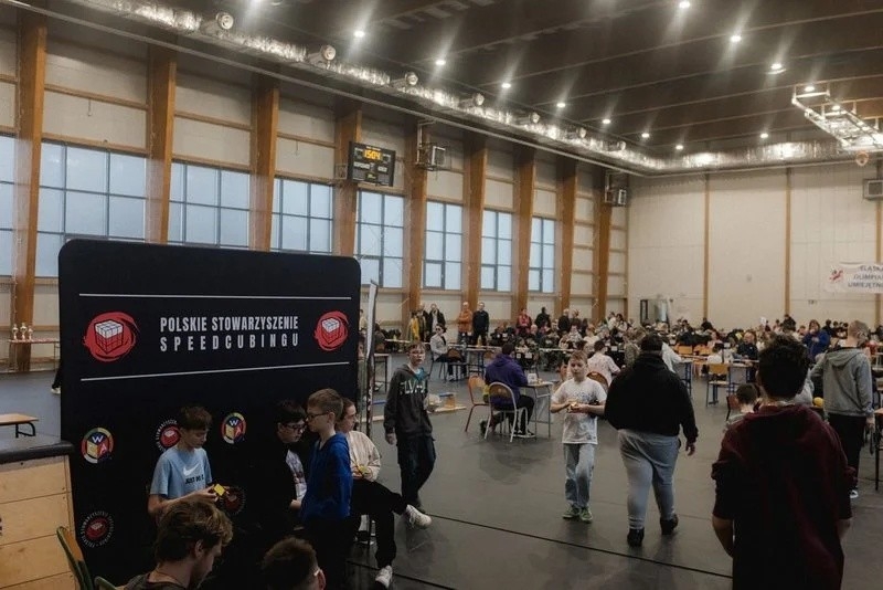 Żory Open 2025 przyciągnęło niemal 150 zawodników! Pobili rekord Europy i rywalizowali w 12 konkurencjach speedcubingu. Zobacz wyniki i emocjonujące momenty zawodów / fot. Adam Gottscholl