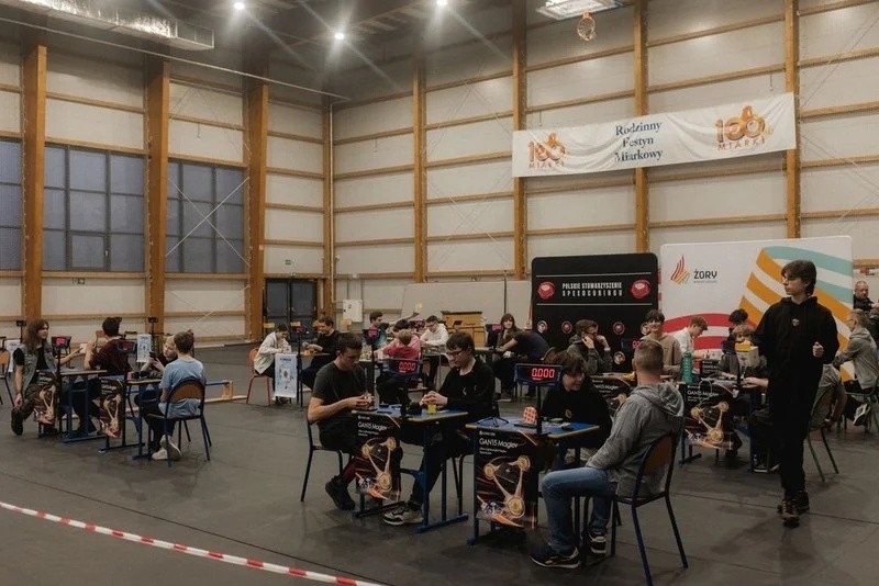 Żory Open 2025 przyciągnęło niemal 150 zawodników! Pobili rekord Europy i rywalizowali w 12 konkurencjach speedcubingu. Zobacz wyniki i emocjonujące momenty zawodów / fot. Adam Gottscholl