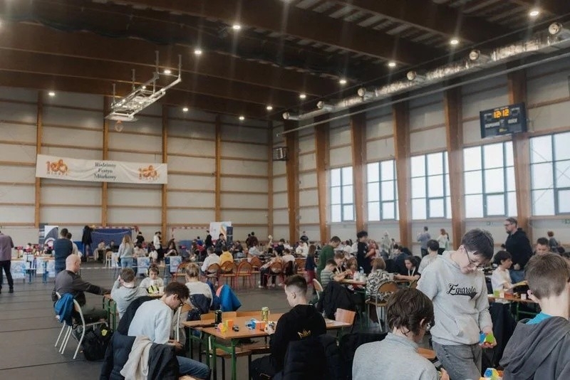 Żory Open 2025 przyciągnęło niemal 150 zawodników! Pobili rekord Europy i rywalizowali w 12 konkurencjach speedcubingu. Zobacz wyniki i emocjonujące momenty zawodów / fot. Adam Gottscholl