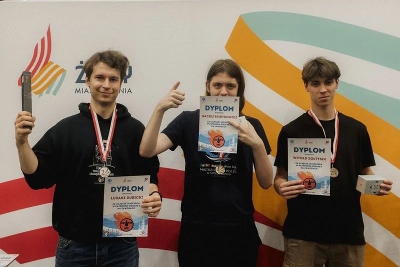 Żory Open 2025 przyciągnęło niemal 150 zawodników! Pobili rekord Europy i rywalizowali w 12 konkurencjach speedcubingu. Zobacz wyniki i emocjonujące momenty zawodów / fot. Adam Gottscholl