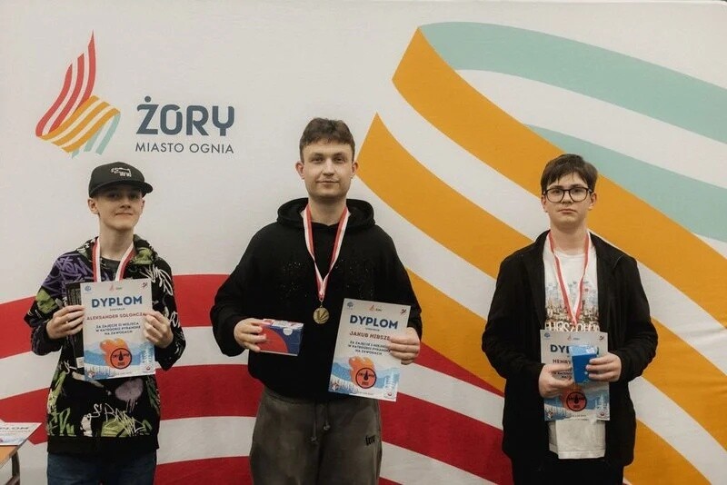 Żory Open 2025 przyciągnęło niemal 150 zawodników! Pobili rekord Europy i rywalizowali w 12 konkurencjach speedcubingu. Zobacz wyniki i emocjonujące momenty zawodów / fot. Adam Gottscholl