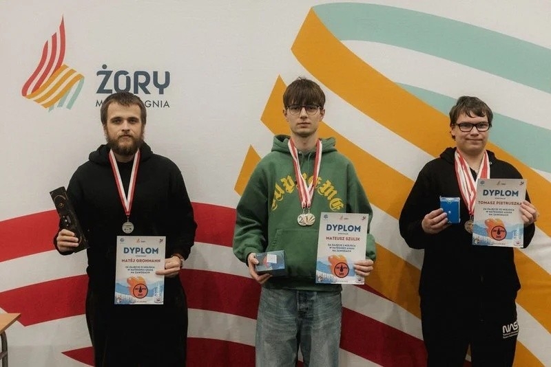 Żory Open 2025 przyciągnęło niemal 150 zawodników! Pobili rekord Europy i rywalizowali w 12 konkurencjach speedcubingu. Zobacz wyniki i emocjonujące momenty zawodów / fot. Adam Gottscholl