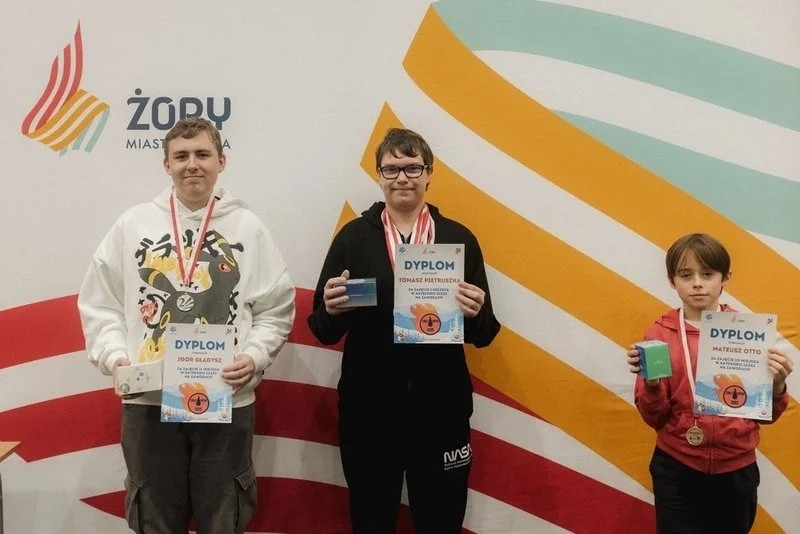 Żory Open 2025 przyciągnęło niemal 150 zawodników! Pobili rekord Europy i rywalizowali w 12 konkurencjach speedcubingu. Zobacz wyniki i emocjonujące momenty zawodów / fot. Adam Gottscholl