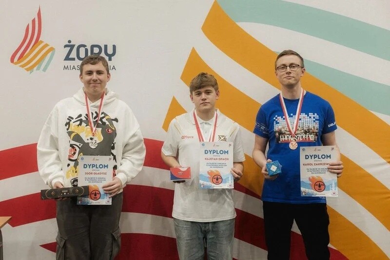 Żory Open 2025 przyciągnęło niemal 150 zawodników! Pobili rekord Europy i rywalizowali w 12 konkurencjach speedcubingu. Zobacz wyniki i emocjonujące momenty zawodów / fot. Adam Gottscholl