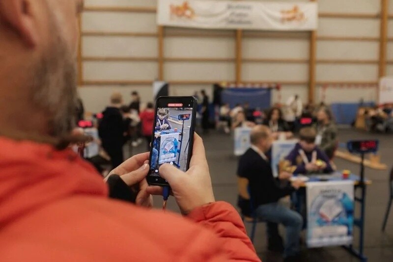 Żory Open 2025 przyciągnęło niemal 150 zawodników! Pobili rekord Europy i rywalizowali w 12 konkurencjach speedcubingu. Zobacz wyniki i emocjonujące momenty zawodów / fot. Adam Gottscholl