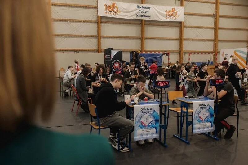 Żory Open 2025 przyciągnęło niemal 150 zawodników! Pobili rekord Europy i rywalizowali w 12 konkurencjach speedcubingu. Zobacz wyniki i emocjonujące momenty zawodów / fot. Adam Gottscholl