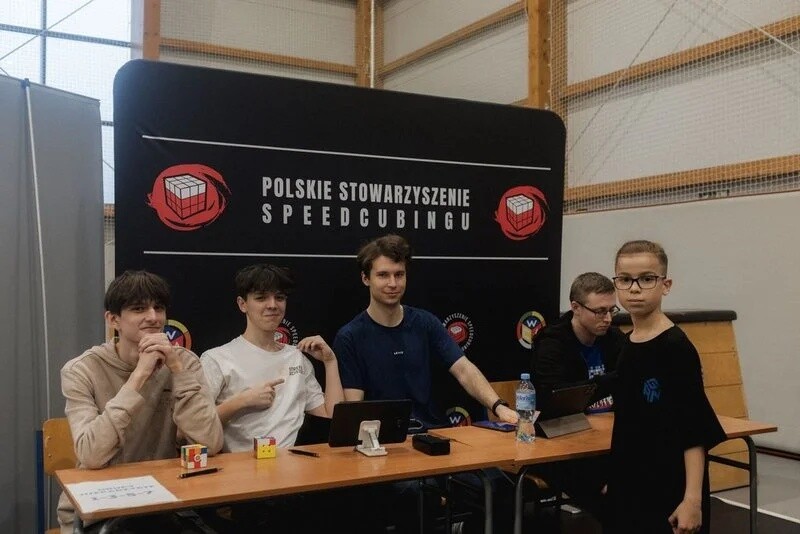 Żory Open 2025 przyciągnęło niemal 150 zawodników! Pobili rekord Europy i rywalizowali w 12 konkurencjach speedcubingu. Zobacz wyniki i emocjonujące momenty zawodów / fot. Adam Gottscholl
