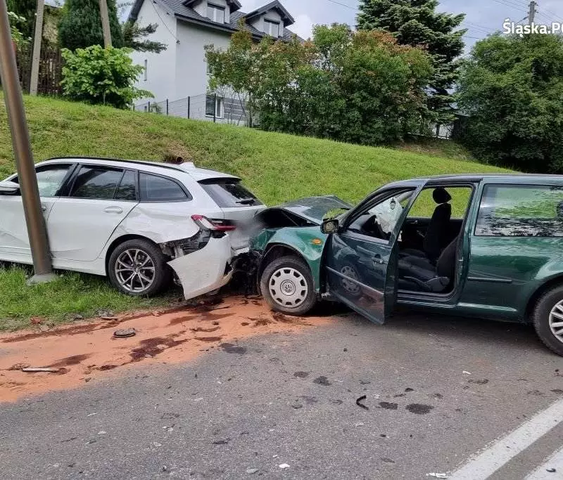 Zderzenie trzech samochodów w Żorach. Jeden z kierowców pod wpływem alkoholu i bez prawka