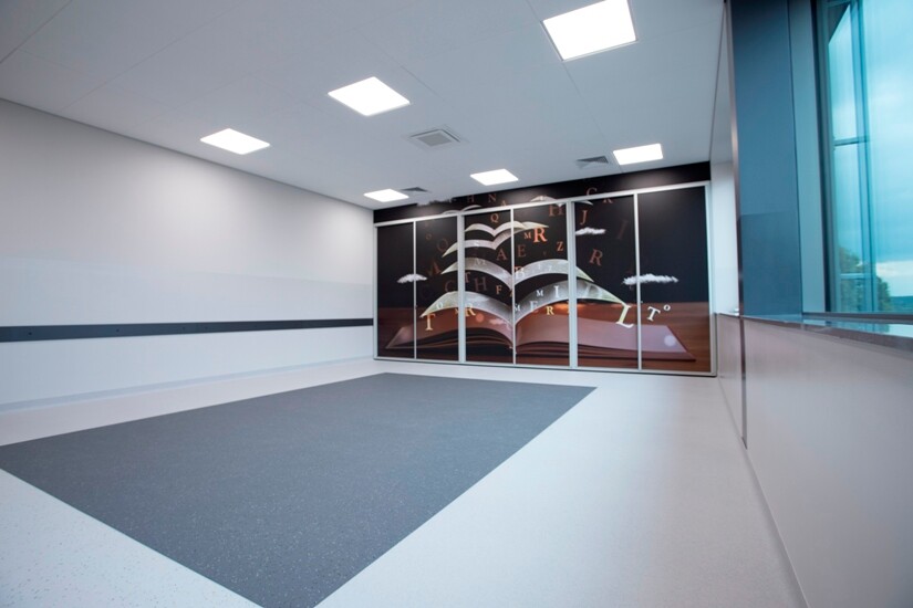 Fot. Klaudia Godziek - absolwentka ZSP nr 6 Kleszczów; na zdjęciu budynek ZSP nr 6